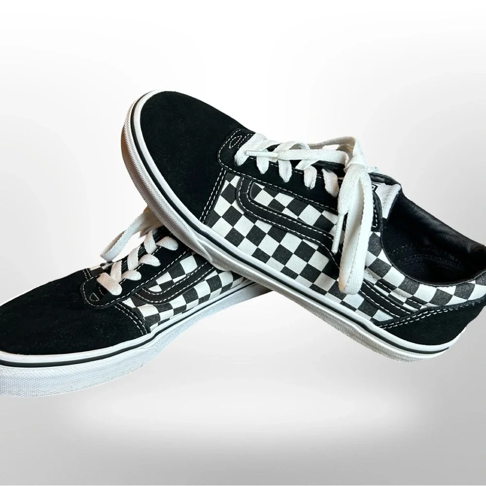 Unisex- Vans Black & White Checkered Lace-Up Sneakers – Youth Size 6